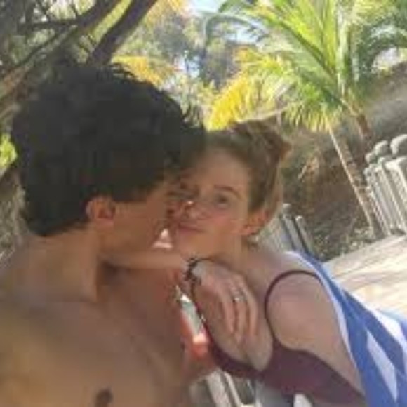 Meet your Posher, Larsen - Picture 1 of 1